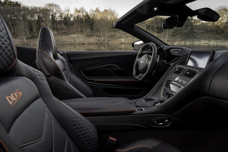 Интерьер Aston Martin DBS Superleggera Volante 2019 года  (WW) (фото 7 из 41)